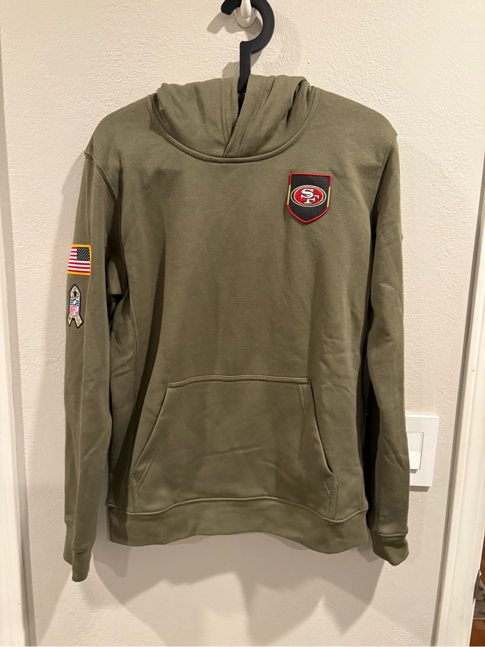 Nike San Francisco 49ers 2025 Salute to Service Club Fleece Hoodie Youth Size XL - Picture 2 of 13